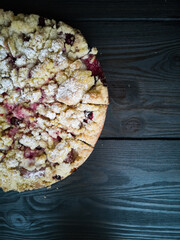 Cake with crumble and plums