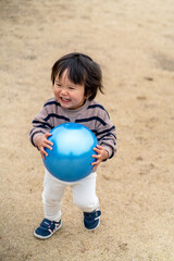 ボールで遊ぶ男の子