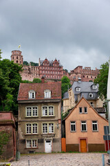 Blick aus der historischen Altstadt auf das Heidelberger Schloss