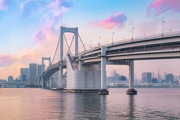 夕暮れのレインボーブリッジ　東京台場