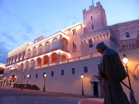 Fa&ccedil;ade &eacute;clair&eacute;e du Palais princier de Monaco, avec la statue de Fran&ccedil;ois Grimaldi, dit "Malizia", sur la place, la nuit