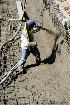 Swimming pool gunite high pressure spraying