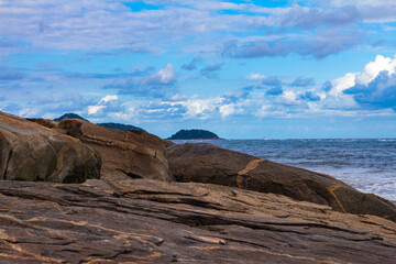 Fototapeta na wymiar pedras da praia de Guaratuba, pedras de Guaratuba, paisagem do litoral, pedras do litoral