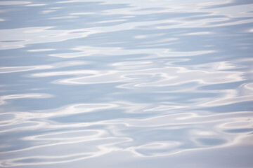 波間に揺らめく光