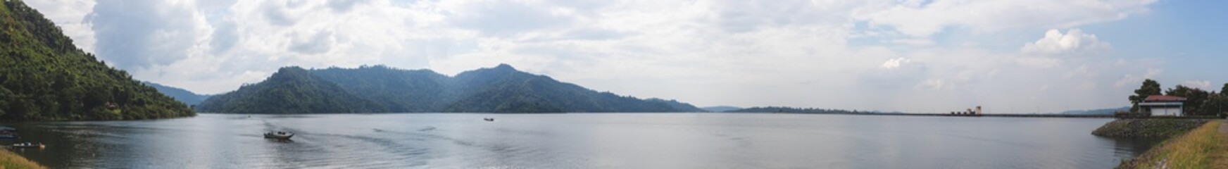 Obraz premium Beautiful panoramas of water and mountains at Khun Dan Prakan Chon Dam, Nakhon Nayok Province, Thailand.