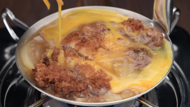 カツ丼の調理シーン（親子鍋）