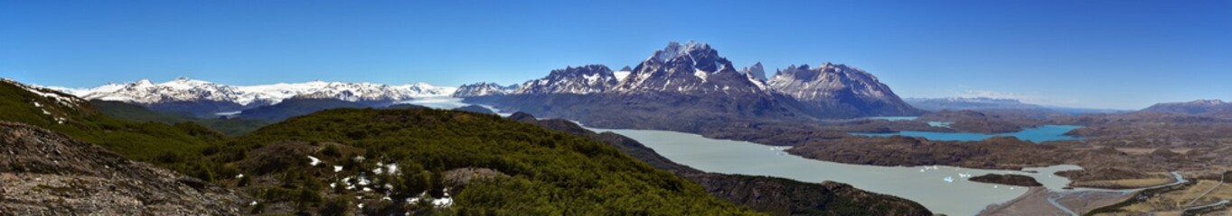 Fototapeta na wymiar panorama view over patagonian landscape at Torres del Paine