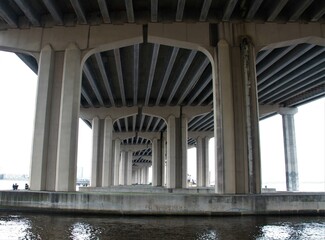 Bridge columns support Interstate travels