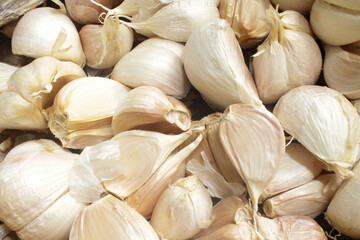 A few cloves of garlic before peeling