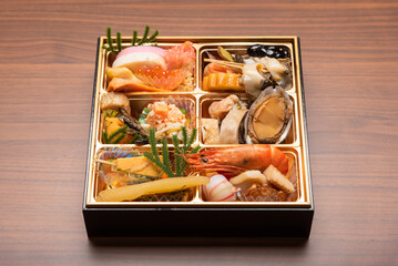 机の上に置いた、おせち料理