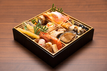 机の上に置いた、おせち料理