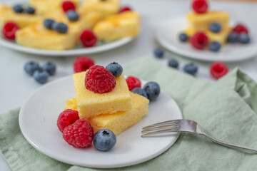 sweet home made vanilla pudding pie with berries