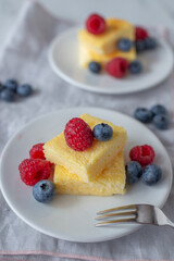 sweet home made vanilla pudding pie with berries