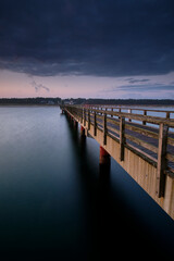 Fototapeta premium Sonnenaufgang an der Seebrücke am Nordstrand im Ostseebad Prerow auf dem Darß, Fischland-Darß-Zingst, Mecklenburg Vorpommern, Deutschland