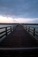 Fototapeta premium Sonnenaufgang an der Seebrücke am Nordstrand im Ostseebad Prerow auf dem Darß, Fischland-Darß-Zingst, Mecklenburg Vorpommern, Deutschland