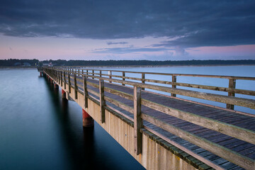 Fototapeta premium Sonnenaufgang an der Seebrücke am Nordstrand im Ostseebad Prerow auf dem Darß, Fischland-Darß-Zingst, Mecklenburg Vorpommern, Deutschland