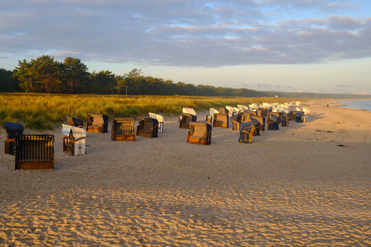 Sonnenaufgang am Nordstrand im Ostseebad Prerow auf dem Dar&szlig;, Fischland-Dar&szlig;-Zingst, Mecklenburg Vorpommern, Deutschland