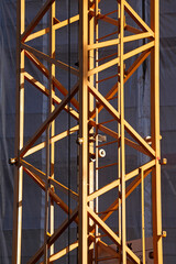 Baukran vor einem eingerüsteten und mit Abdeckplane verhüllten Wohngebäude, Bremen, Deutschland