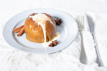 焼きりんごに添えられたシナモンスティックとスターアニス