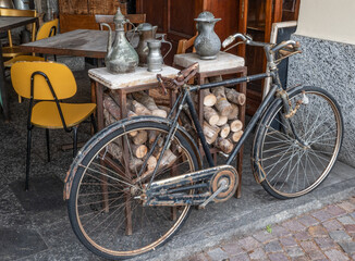 Fototapeta na wymiar old bicycle exposed outside of junk shop