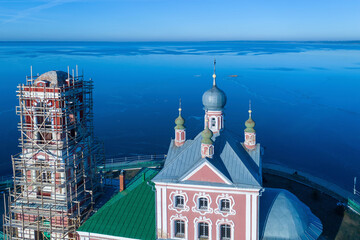 Obraz premium Restoration of Church of the Forty martyrs on the background of frozen lake Pleshcheyevo. Pereslavl-Zalessky, Yaroslavl Oblast, Russia.