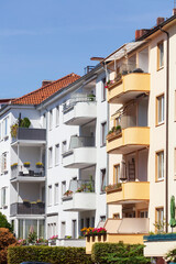 Fototapeta na wymiar Monotone Hausfssaden mit Balkonen an Wohngebäuden, Hannover, Deutschland