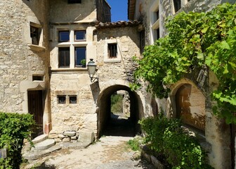 Fototapeta na wymiar Ruelles pavées et maisons en pierre du village médiéval de Le Poët-Laval en Drôme Provençale