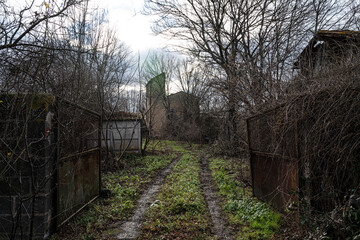 Obraz premium entrée d'une ferme abandonnée