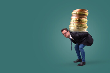Schuldenlast tragen – Mann trägt Geldmünzen auf Rücken - obrazy, fototapety, plakaty
