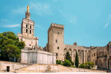 Fototapeta premium Saint-Benezet, Avignon, Provence, France. Popes Palace, Saint-Benezet, Avignon, Provence, France. Famous landmark.