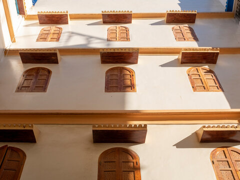 Edificio con ventanas de madera y marquesinas en T&aacute;nger, Marruecos