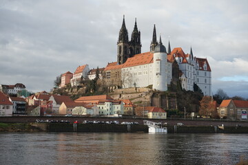 Obraz premium Blick über die Elbe zur Albrechtsburg Meissen