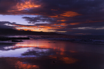 Fototapeta na wymiar Beautiful sunset over Las Canteras beach in Las Palmas de Gran Canaria 
