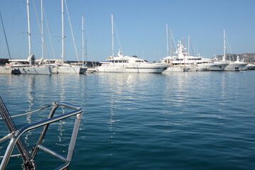 Sailing on a sailboat is fascinating, relaxing and creates a strong contact with nature, the sea and the wind.