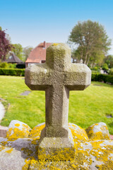 Steinkreuz von der Seeluft verwittert