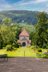 schöne Kapelle auf einem Friedhof im Bergischen Land