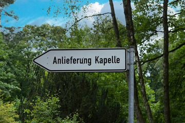 Hinweisschild Anlieferung Kapelle © Blende8