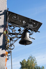 schöne alte Glocke an der Wand einer Kapelle © Blende8