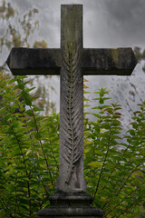 Großes Steinkreuz mit einem Palmblatt