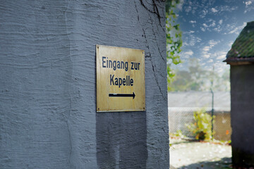 Hinweisschild zur Kapelle © Blende8