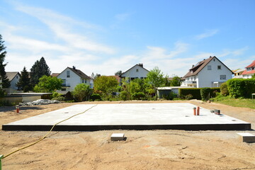 Frisch betonierte Bodenplatte für ein frei stehendes Einfamilienhaus in eienm Neubaugebiet