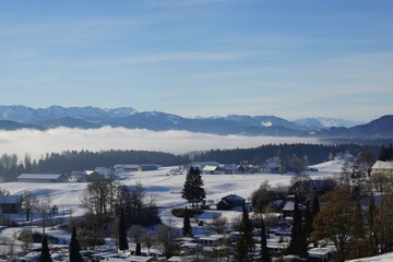 Fototapeta premium Tief hängende Wolken Nebel in einem Tal im Allgäuer Alpenvorland