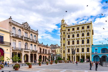 Fototapeta na wymiar facades of old houses on the plaza vieja in havana cuba