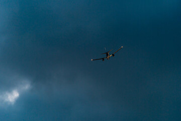 腹側に夕日を浴びる航空機