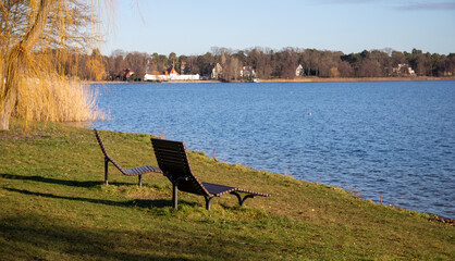 Bad Saarow, Brandenburg, Deutschland -Dezember 30, 2020 Bench on the banks of the Scharmuetzelsee...