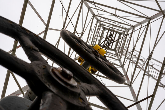 Erd&ouml;l Bohrturm von unten mit Ventilr&auml;dern