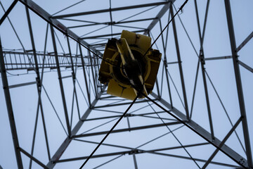 Erdöl Bohrturm von unten in den Himmen fotographiert