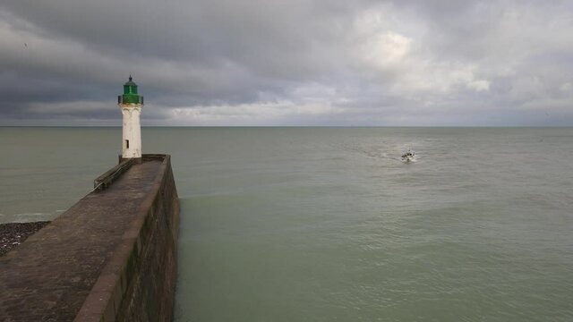 bateau de p&ecirc;cheurs rentrant au port - Normandie