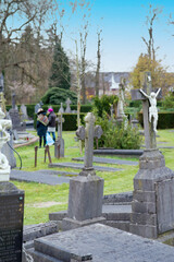 Fototapeta premium Besucher auf einem Friedhof in Holland