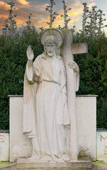 Jesus mit Kreuz und Heiligenschein © Blende8